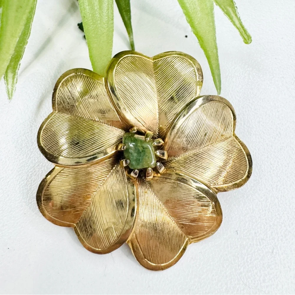Vintage 60s Retro Nephrite Jade Center Clover Petal Textured Flower Brooch
